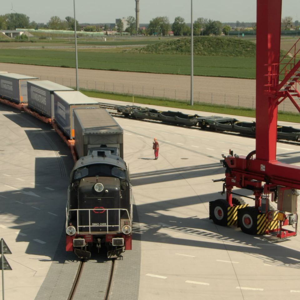 Pociąg gotowy do odjazdu z Multimodal Terminal Miratrans
